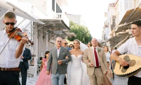 Φώτης Σεργουλόπουλος: Συνόδευσε την ανιψιά του στην εκκλησία – Φωτογραφίες από την τελετή