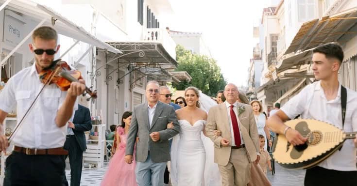 Φώτης Σεργουλόπουλος: Συνόδευσε την ανιψιά του στην εκκλησία – Φωτογραφίες από την τελετή