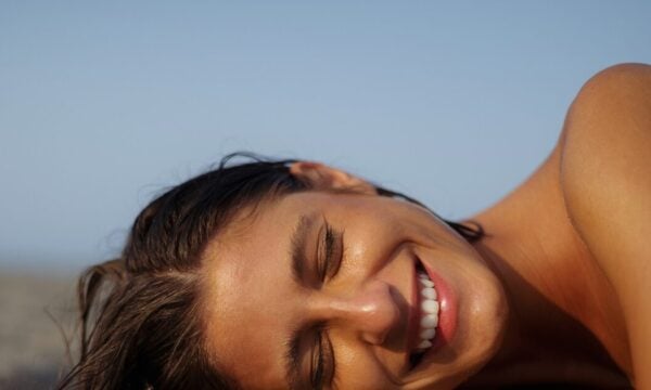 Αντηλιακά serums: Η νέα γενιά αντηλιακής προστασίας για skincare lovers