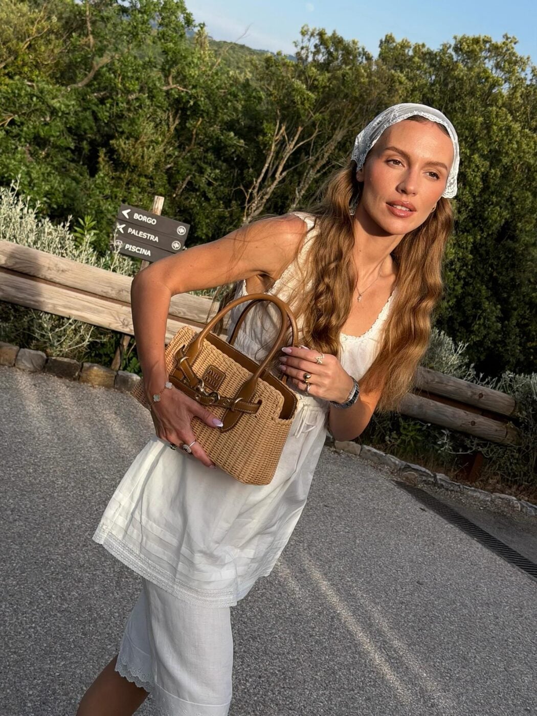 Το δαντελένιο μαντήλι είναι το πιο chic αξεσουάρ μαλλιών του καλοκαιριού που προτιμούν οι celebrities