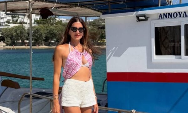 Σταματίνα Τσιμτσιλή: Φωτογραφίες από την καθημερινότητά της στην Πάρο με τον γιο της