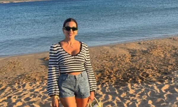 Σταματίνα Τσιμτσιλή: Δείπνο στην Πάρο στο ηλιοβασίλεμα με τη μητέρα της και τον 8χρονο γιο της