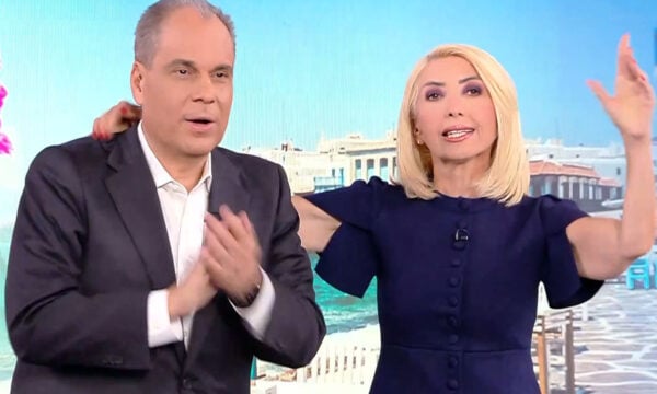 Νίκος Στραβελάκης: Το αντίο στη Μίνα Καραμήτρου και η συγκίνησή της – βίντεο