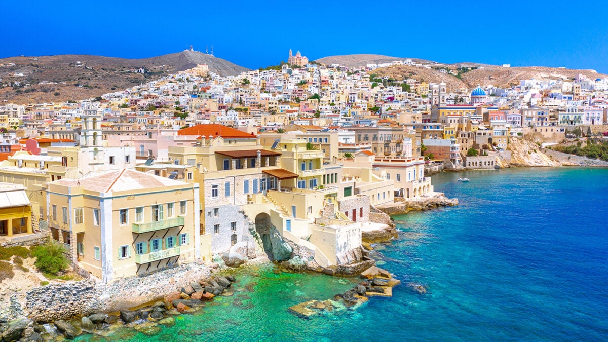 Η Σύρος μετατρέπεται ξανά σε τηλεοπτικό πλατό – Ποια σειρά του ΑΝΤ1 θα φιλοξενήσει και τα μέρη που γοήτευσαν σκηνοθέτες στο παρελθόν