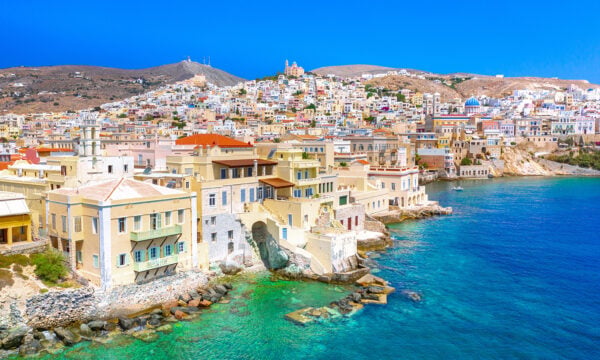 Η Σύρος μετατρέπεται ξανά σε τηλεοπτικό πλατό – Ποια σειρά του ΑΝΤ1 θα φιλοξενήσει και τα μέρη που γοήτευσαν σκηνοθέτες στο παρελθόν