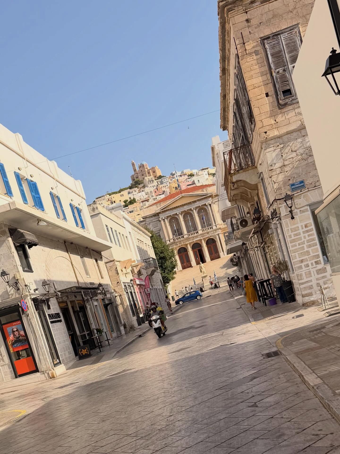 Ελένη Τσολάκη στη Σύρο με την ενός έτους κόρη της – Φωτογραφίες