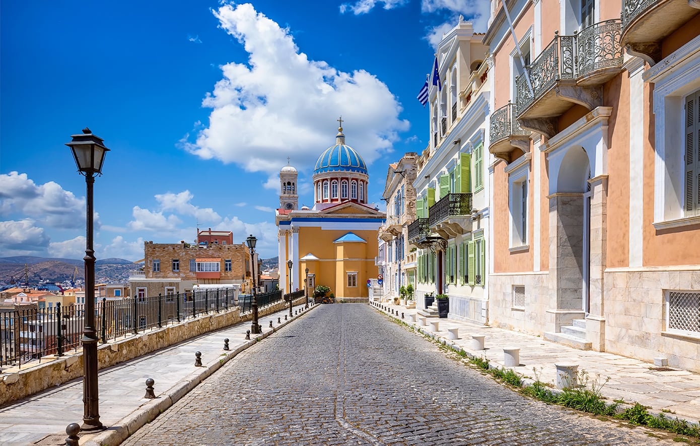 Η Σύρος μετατρέπεται ξανά σε τηλεοπτικό πλατό – Ποια σειρά του ΑΝΤ1 θα φιλοξενήσει και τα μέρη που γοήτευσαν σκηνοθέτες στο παρελθόν