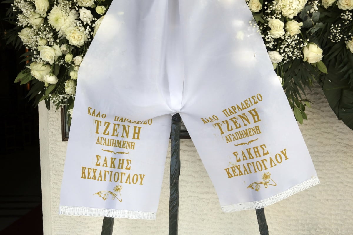 Τζένη Ζαχαροπούλου: Η κηδεία της ηθοποιού σε κλίμα συγκίνησης – Τα δάκρυα της κόρης της