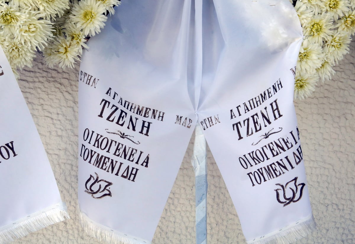 Τζένη Ζαχαροπούλου: Η κηδεία της ηθοποιού σε κλίμα συγκίνησης – Τα δάκρυα της κόρης της