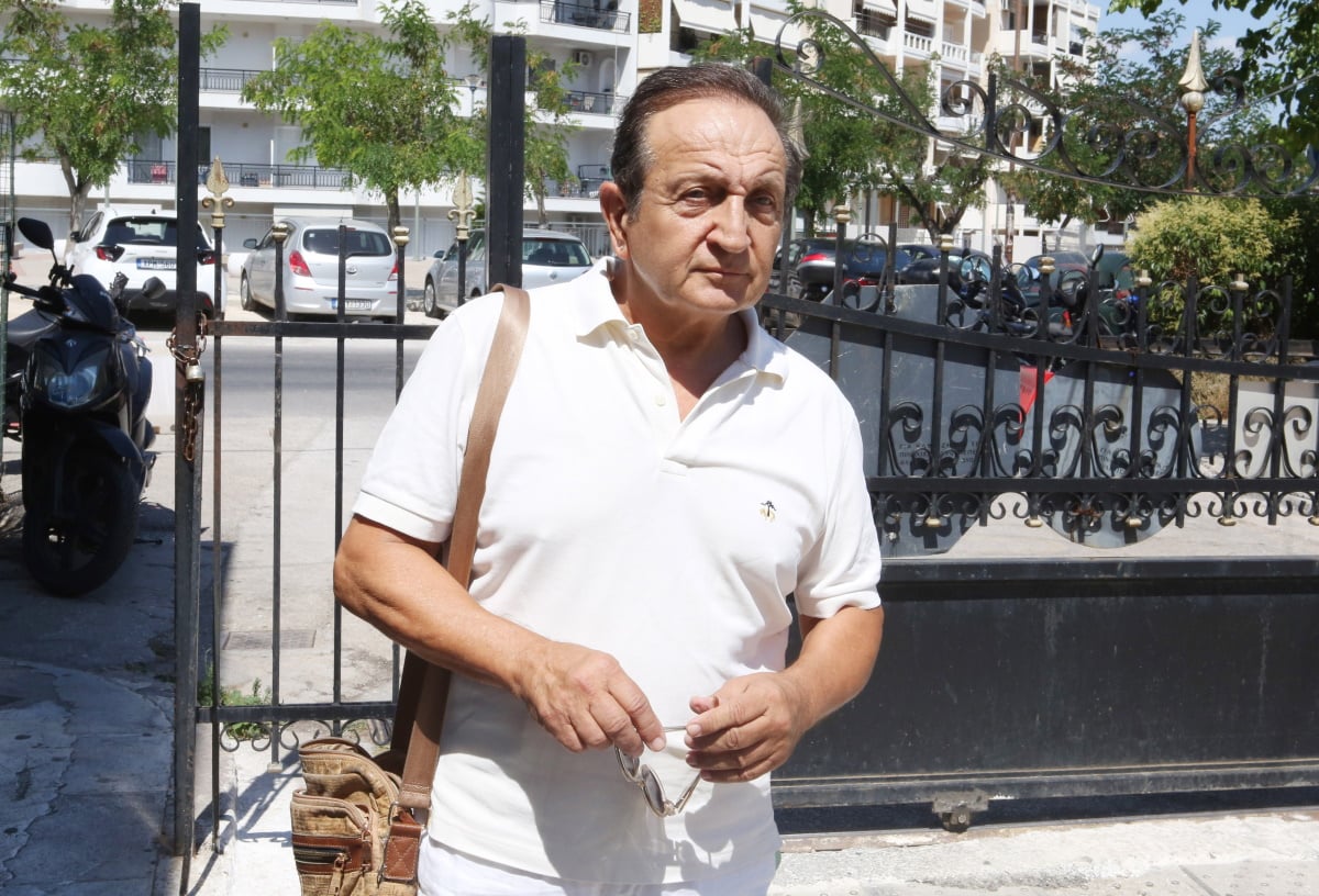 Τζένη Ζαχαροπούλου: Η κηδεία της ηθοποιού σε κλίμα συγκίνησης – Τα δάκρυα της κόρης της
