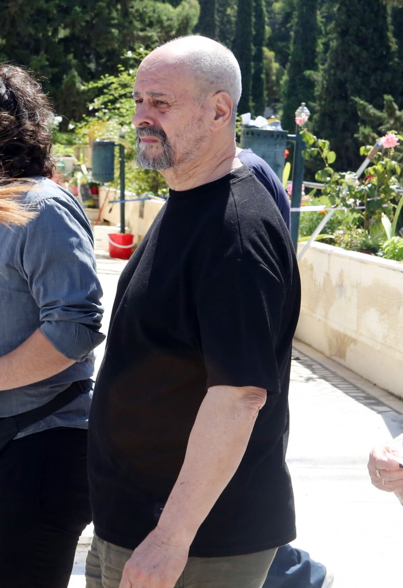Τζένη Ζαχαροπούλου: Η κηδεία της ηθοποιού σε κλίμα συγκίνησης – Τα δάκρυα της κόρης της