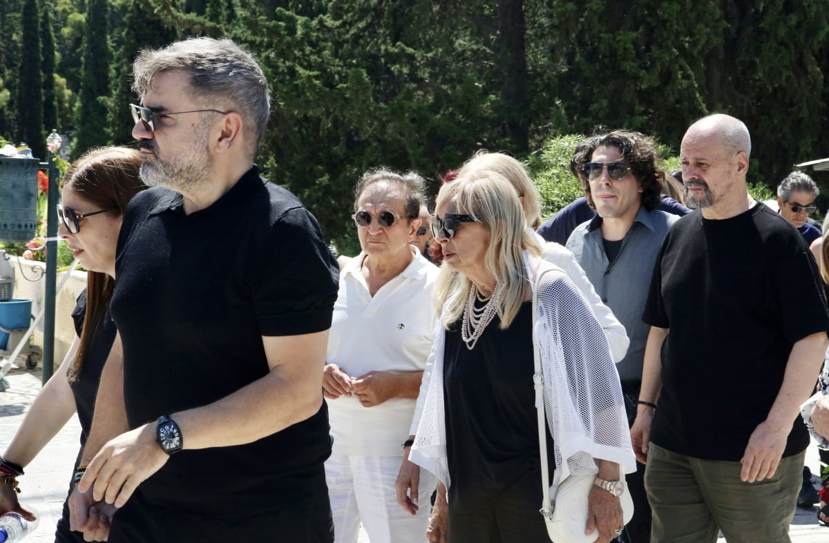 Τζένη Ζαχαροπούλου: Η κηδεία της ηθοποιού σε κλίμα συγκίνησης – Τα δάκρυα της κόρης της