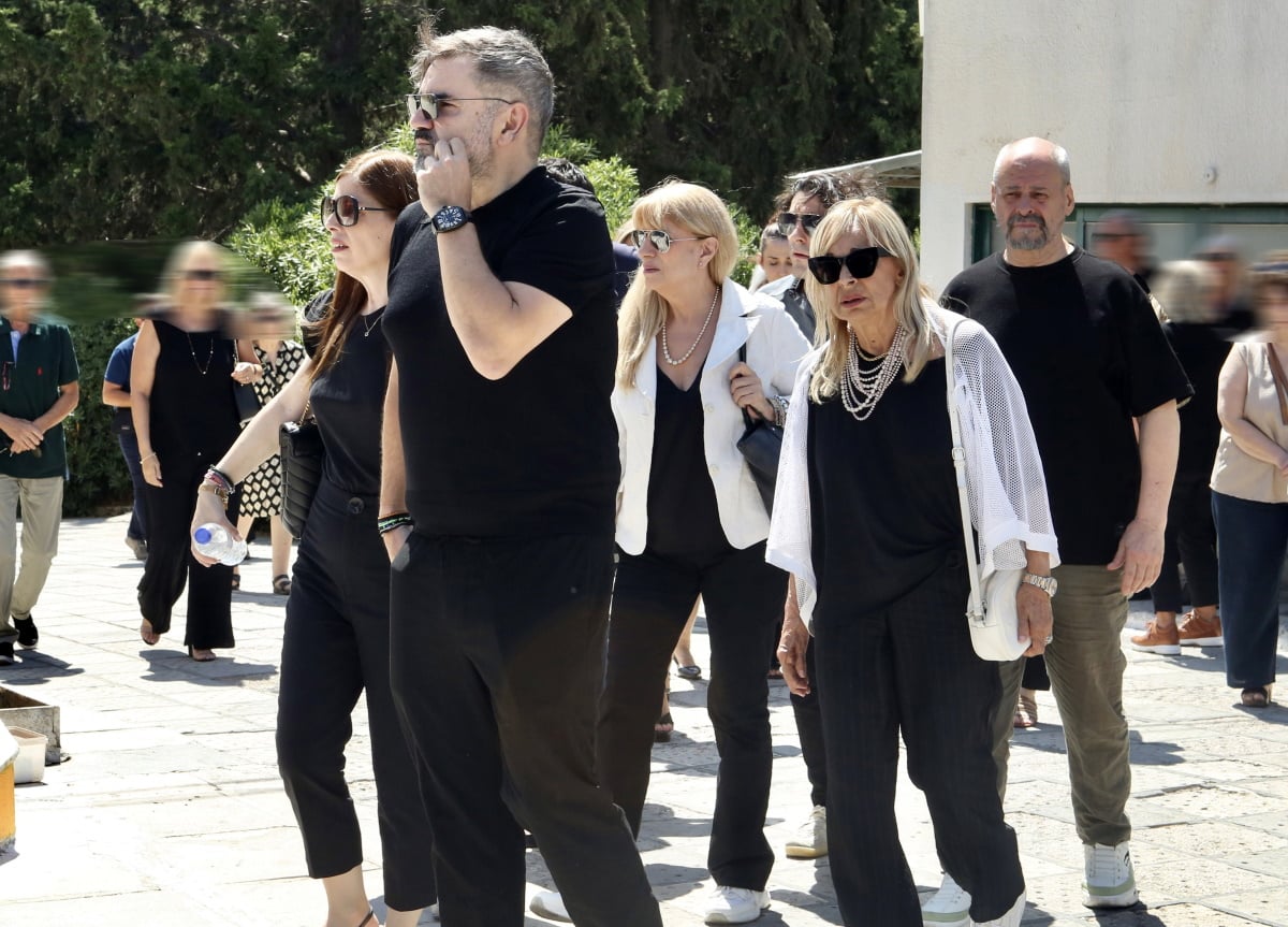 Τζένη Ζαχαροπούλου: Η κηδεία της ηθοποιού σε κλίμα συγκίνησης – Τα δάκρυα της κόρης της