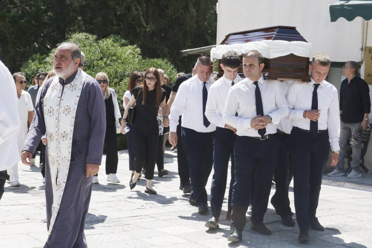 Τζένη Ζαχαροπούλου: Η κηδεία της ηθοποιού σε κλίμα συγκίνησης – Τα δάκρυα της κόρης της