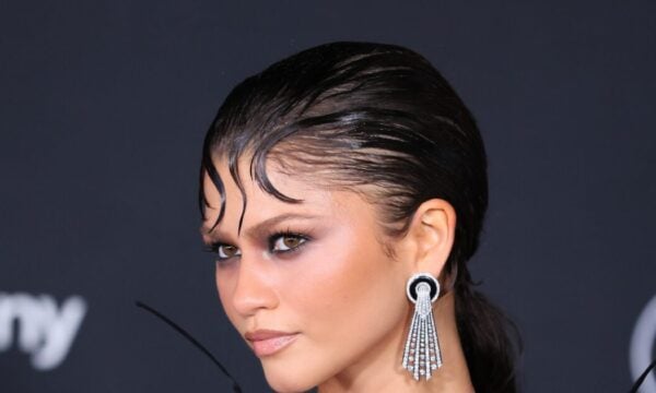 Zendaya: spider bangs και ατμοσφαιρικό smokey eye στο πιο εντυπωσιακό beauty statement