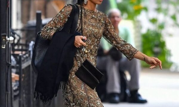 Zoë Kravitz: Πώς ένα ντύσιμο για black tie γάμο γίνεται cool στο λεπτό