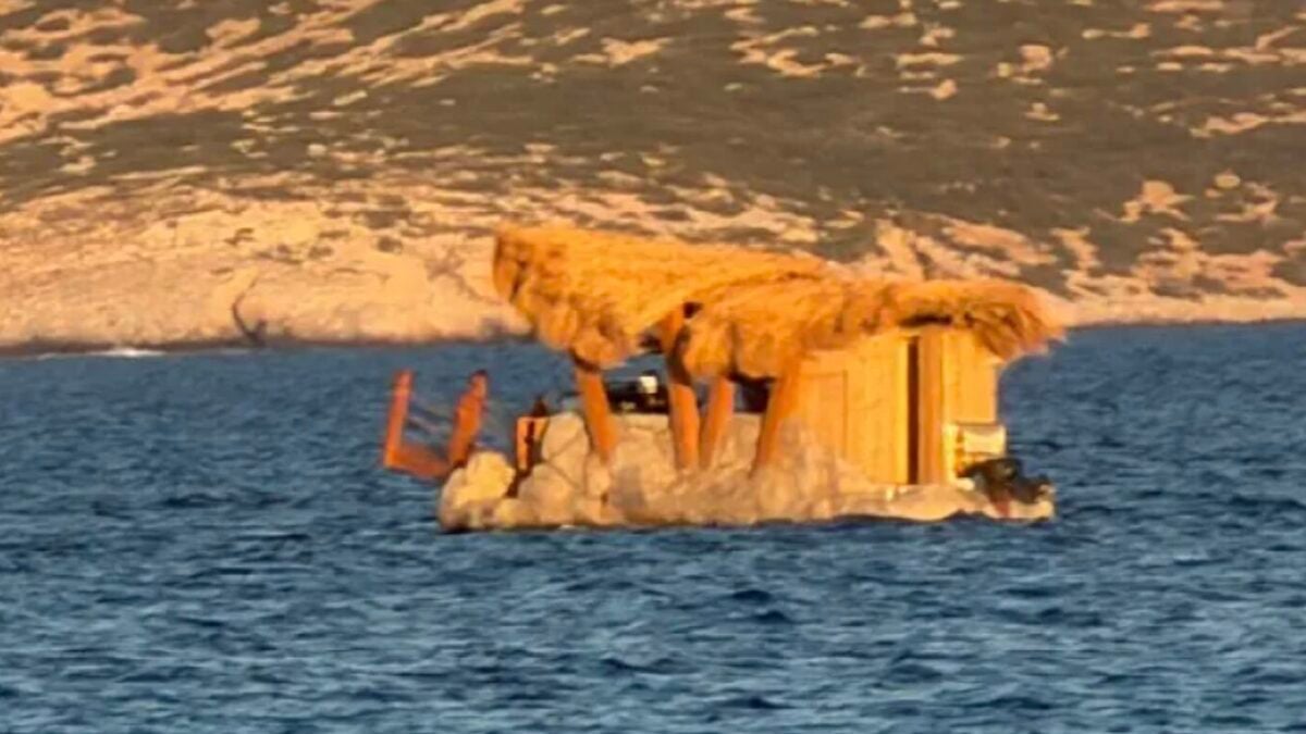 Πλωτή καντίνα σε περιοχή Natura στα Κουφονήσια: συνελήφθη ο άνθρωπος που την έφτιαξε