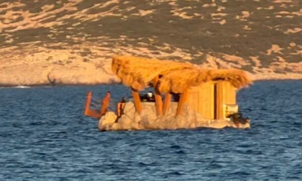Πλωτή καντίνα σε περιοχή Natura στα Κουφονήσια: συνελήφθη ο άνθρωπος που την έφτιαξε