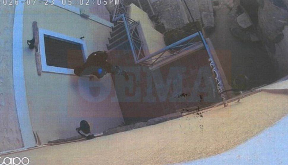 Βίντεο από τη Σύρο: Η 41χρονη εισβάλλει μεταμφιεσμένη στο σπίτι του ζευγαριού και ο άνδρας της πετάει καρέκλα
