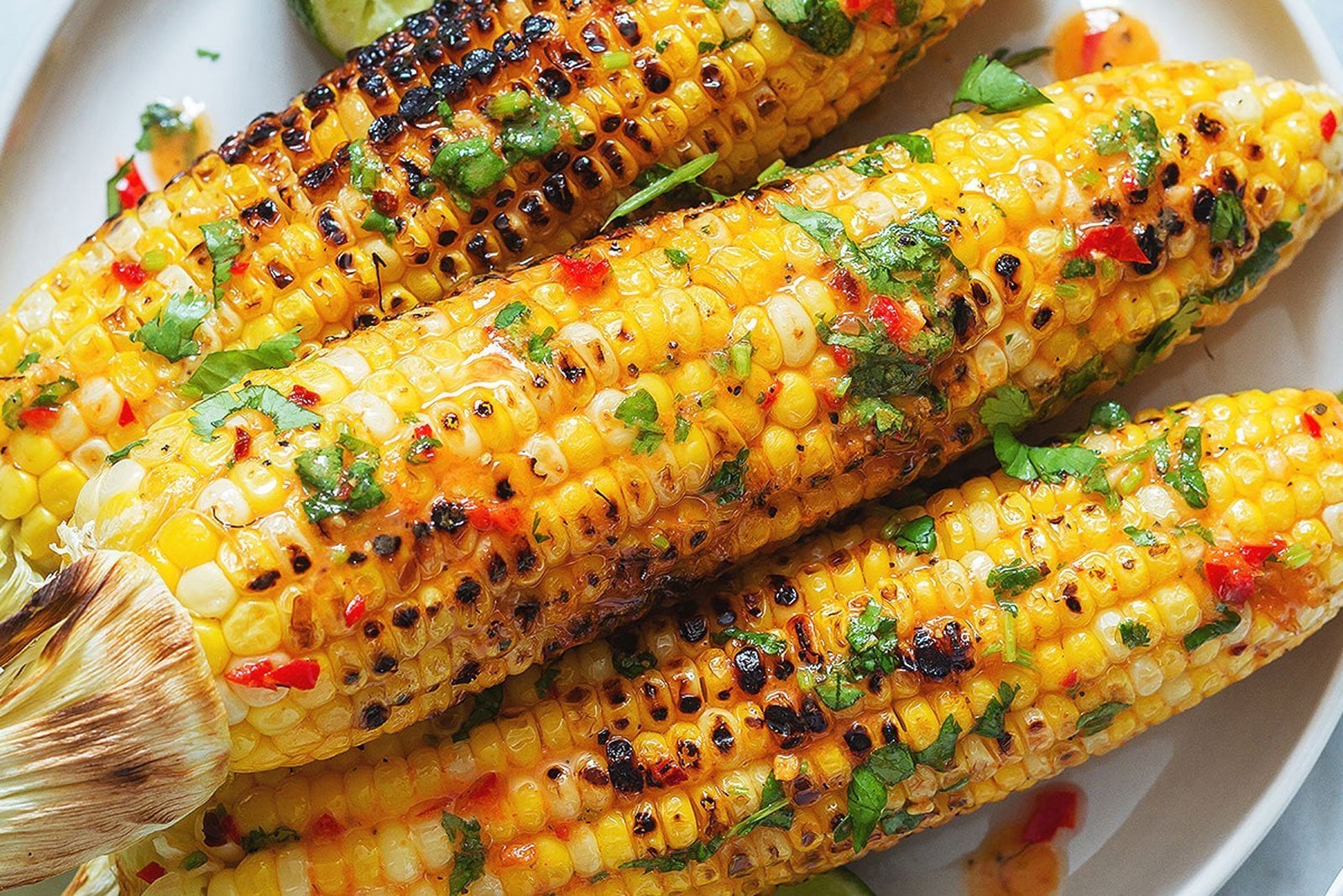 Καλαμπόκι με καπνιστή πάπρικα, πιπεριές Pimiento και βούτυρο σχοινόπρασου