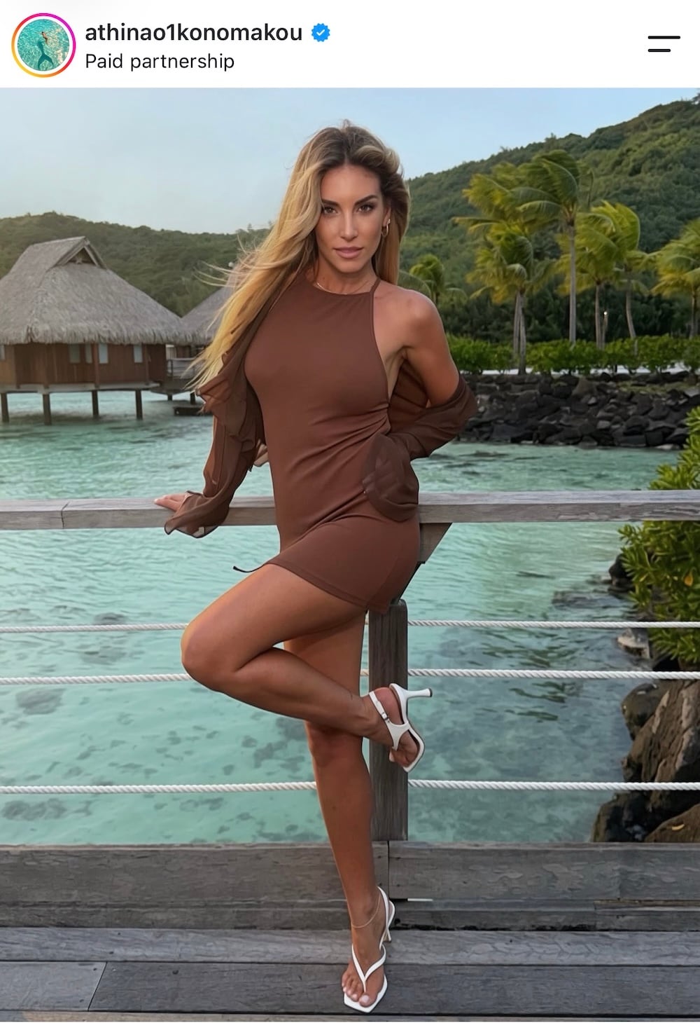 Αθηνά Οικονομάκου: Το καφέ look και τα λευκά thong sandals των 50 ευρώ
