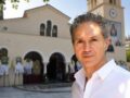 Δημήτρης Κόκοτας: Οι πρώτες εικόνες από την κηδεία στην Παναγία Ελεούσα στην Αγία Βαρβάρα (φωτογραφίες)