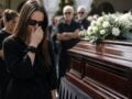 Κηδεία Κόκοτα: Η χήρα κρύβει τα δάκρυά της πίσω από τα μαύρα γυαλιά, χέρι-χέρι με την κόρη τους στο τελευταίο αντίο
