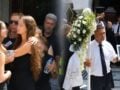 Κηδεία Κόκοτα: Η κόρη του Ριάνα σε αναφιλητά – Σε ποιανού την αγκαλιά έπεσε μόλις βγήκε από την εκκλησία;