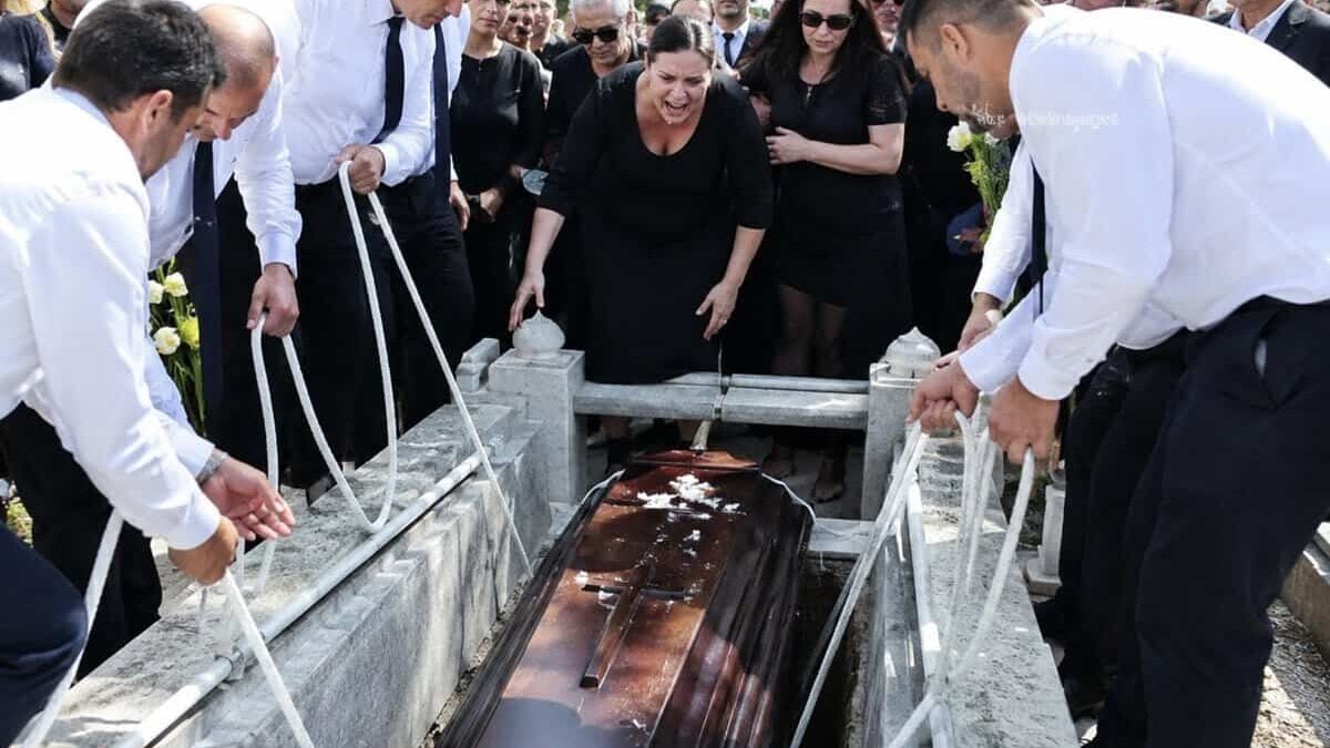 Κηδεία Κόκοτα: Η κραυγή της Κατερίνας όταν έμπαινε το φέρετρο στο χώμα στο Γ’ Νεκροταφείο (φωτογραφίες)
