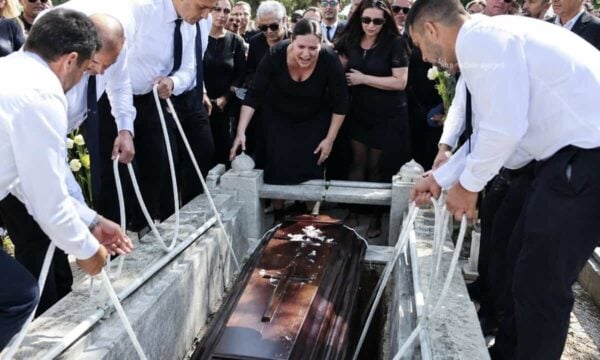 Κηδεία Κόκοτα: Η κραυγή της Κατερίνας όταν έμπαινε το φέρετρο στο χώμα στο Γ’ Νεκροταφείο (φωτογραφίες)