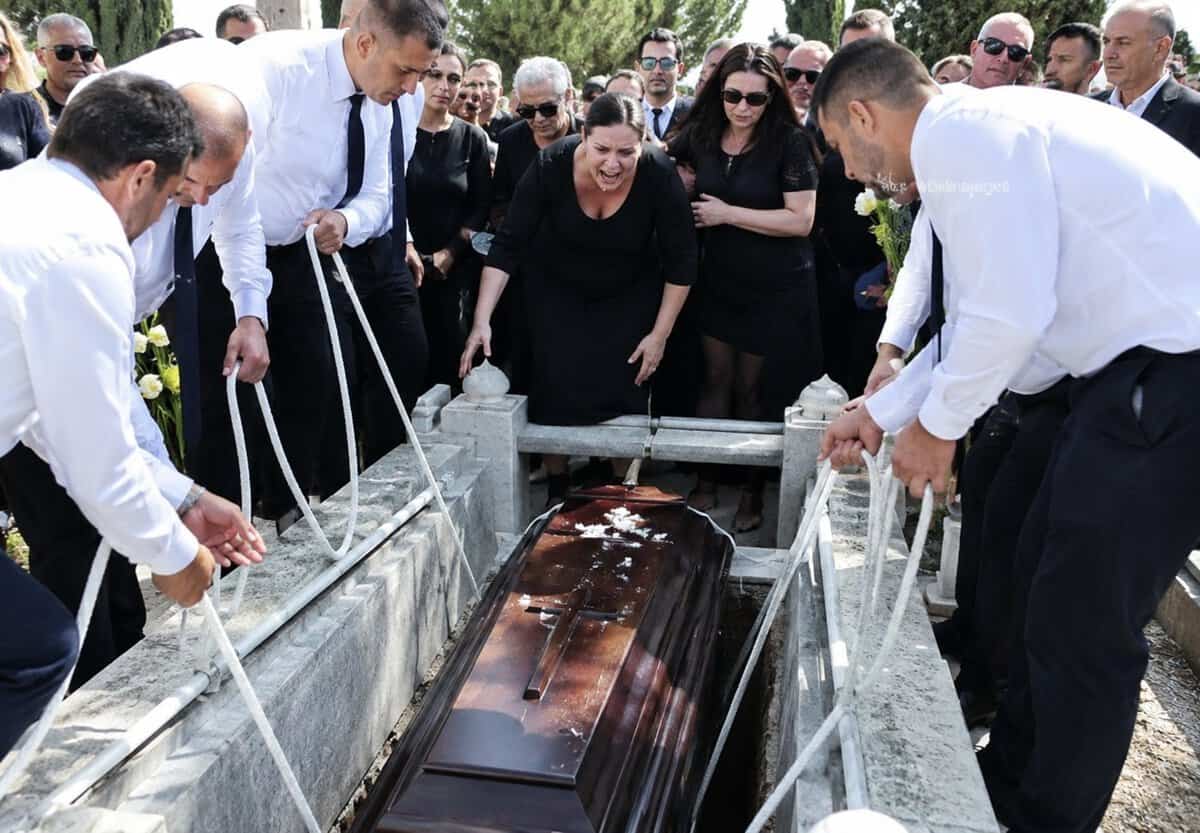 Κηδεία Κόκοτα: Η κραυγή της Κατερίνας όταν έμπαινε το φέρετρο στο χώμα στο Γ’ Νεκροταφείο (φωτογραφίες)