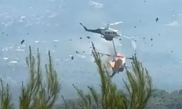 Σύγκρουση ελικοπτέρων στην Ψάθα: Επιχειρούσαν στη φωτιά στα Μέγαρα, νεκροί οι χειριστές (βίντεο)