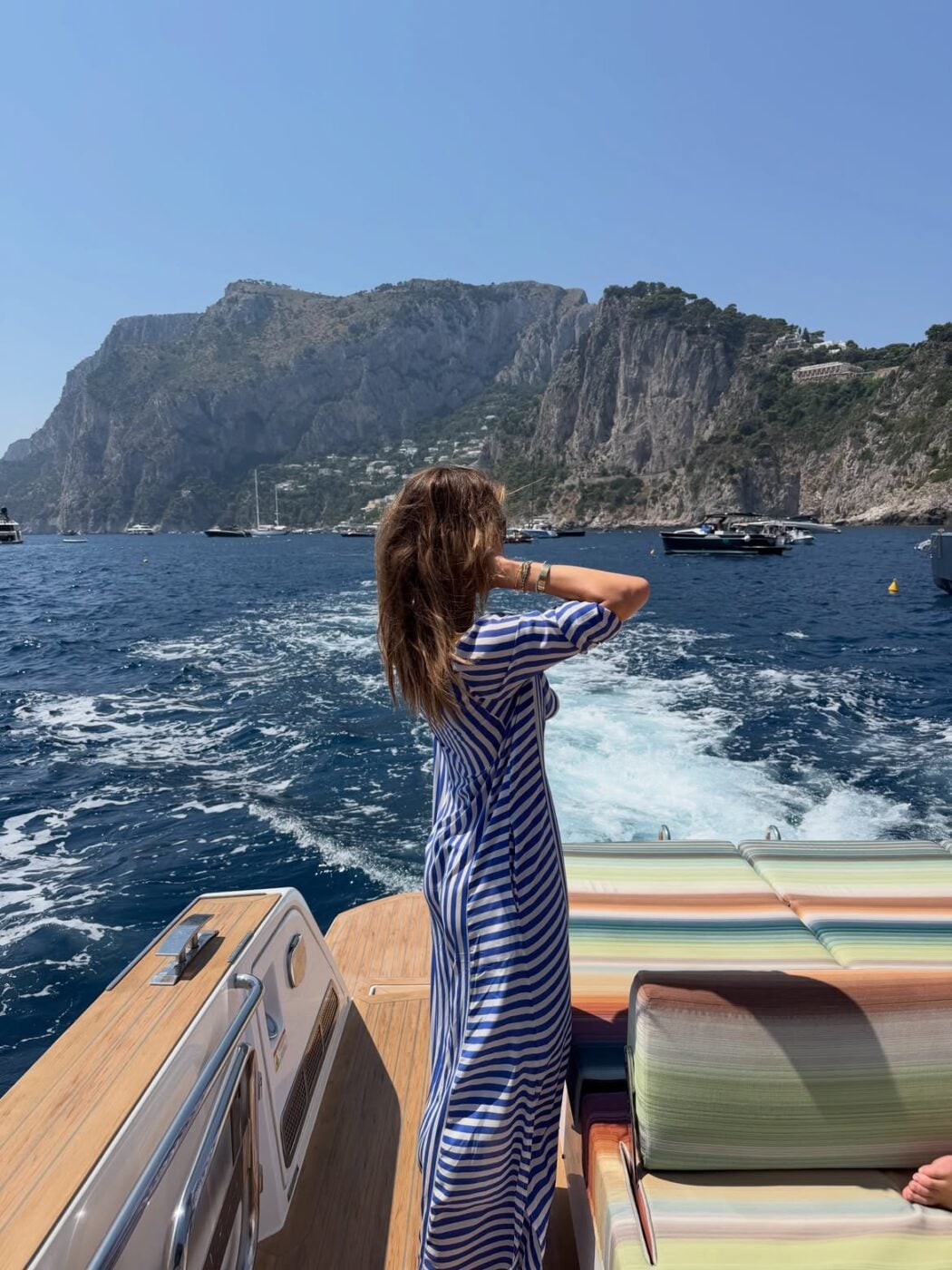 Αμαλία Κωστοπούλου: Βόλτα με το σκάφος στο Κάπρι και νέες φωτογραφίες των διακοπών της