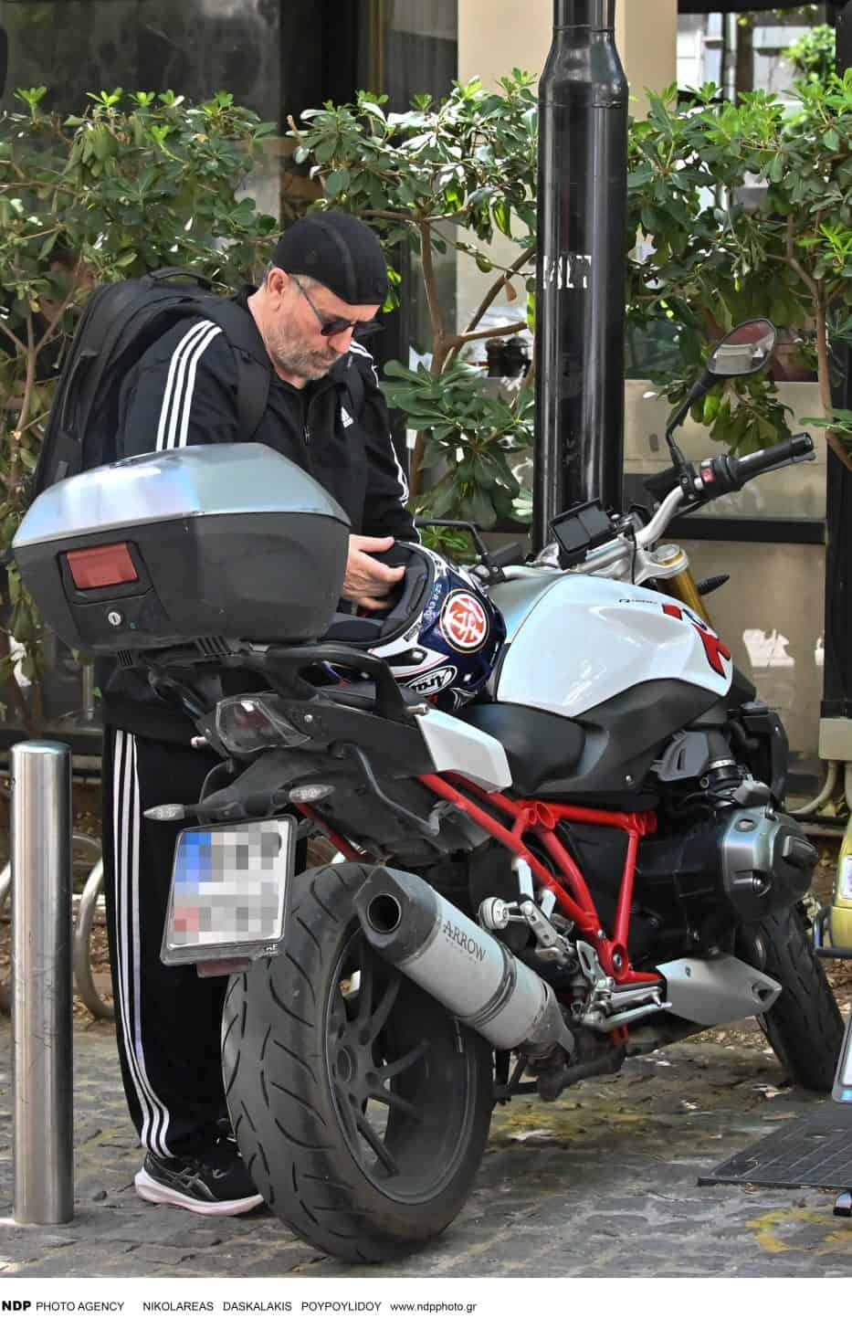 Σπύρος Παπαδόπουλος: Το περίεργο σκουφάκι που φόρεσε μέσα στον καύσωνα και οι φωτογραφίες που προκάλεσαν απορίες