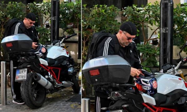 Σπύρος Παπαδόπουλος: Το περίεργο σκουφάκι που φόρεσε μέσα στον καύσωνα και οι φωτογραφίες που προκάλεσαν απορίες