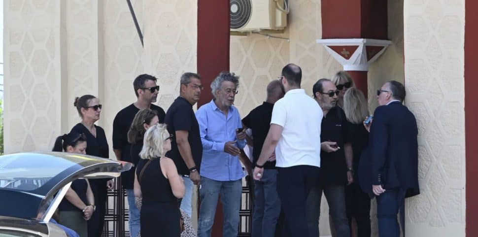 Μάκης Τριανταφυλλόπουλος: Στην κηδεία του αδερφού του – Εξαφανισμένη η Κιμ Κίλιαν