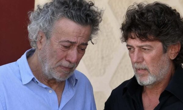 Μάκης Τριανταφυλλόπουλος: Στην κηδεία του αδερφού του – Εξαφανισμένη η Κιμ Κίλιαν