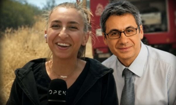 Γέλια της ρεπόρτερ στις φωτιές: η πρώτη αντίδραση του Γενικού Διευθυντή Ειδήσεων του Open