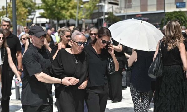 Κηδεία Κόκοτα: Η αδελφή του Έλλη υποβασταζόμενη και εμφανώς καταβεβλημένη στο τελευταίο αντίο