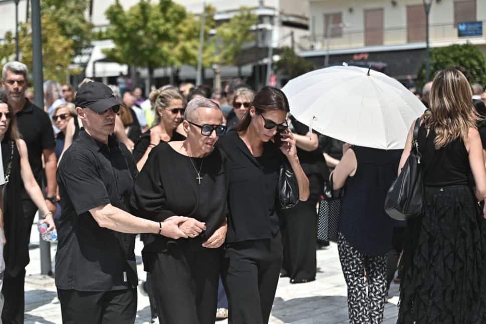 Κηδεία Κόκοτα: Η αδελφή του Έλλη υποβασταζόμενη και εμφανώς καταβεβλημένη στο τελευταίο αντίο