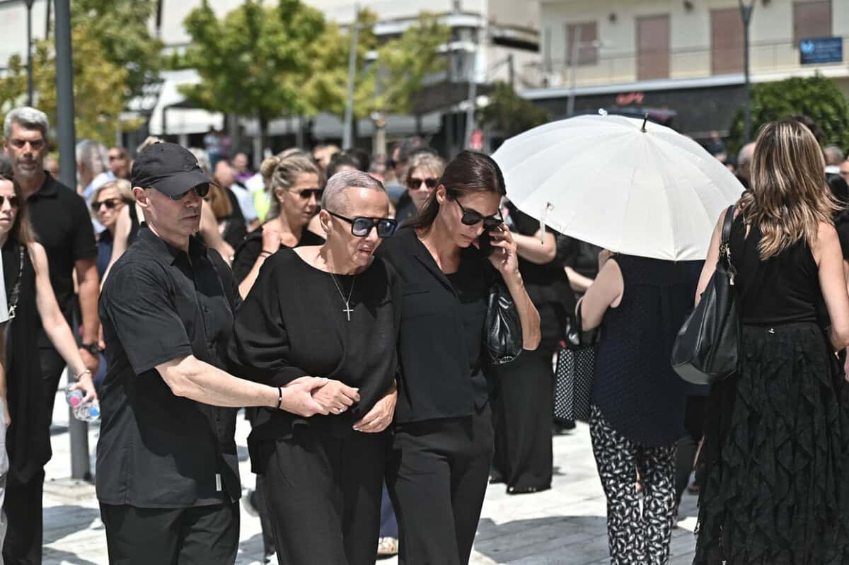 Κηδεία Κόκοτα: Η αδελφή του Έλλη υποβασταζόμενη και εμφανώς καταβεβλημένη στο τελευταίο αντίο