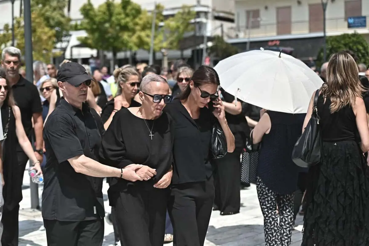 Κηδεία Δημήτρη Κόκοτα: Υποβασταζόμενη και εμφανώς καταβεβλημένη η αδελφή του