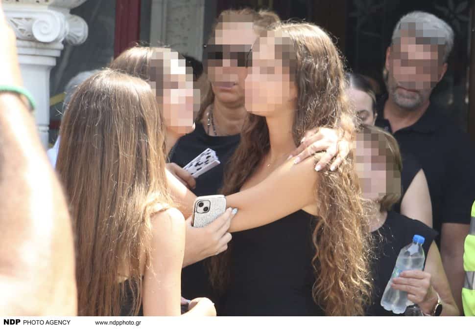 Κηδεία Κόκοτα: Η κόρη του Ριάνα σε αναφιλητά – Σε ποιανού την αγκαλιά έπεσε μόλις βγήκε από την εκκλησία;