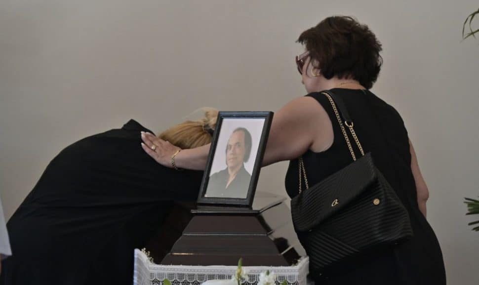 Λάκης Χαλκιάς: Η σύζυγός του κατέρρευσε πάνω στο φέρετρο στο τελευταίο αντίο