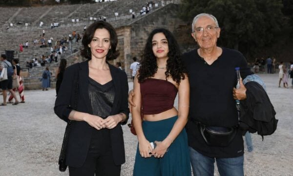 Η κόρη της Λαμπροπούλου, Έλλη, ακολουθεί τα βήματα της μητέρας της ως μοντέλο (Φωτογραφίες)