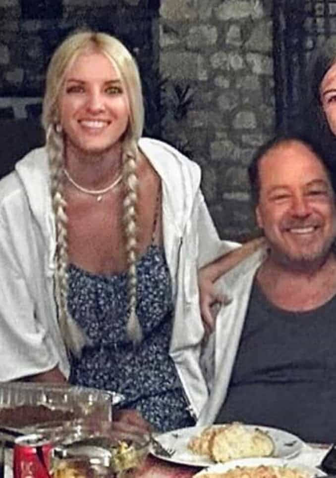 Γιάννης Πάριος: Η αεροσυνοδός που του στέκεται «βράχος» μετά τα σκληρά σχόλια