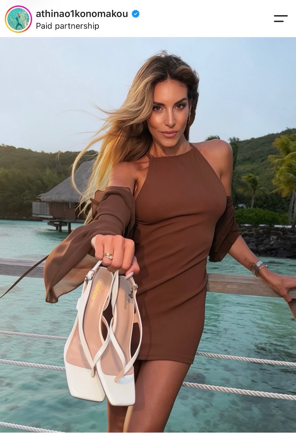 Αθηνά Οικονομάκου: Το καφέ look και τα λευκά thong sandals των 50 ευρώ