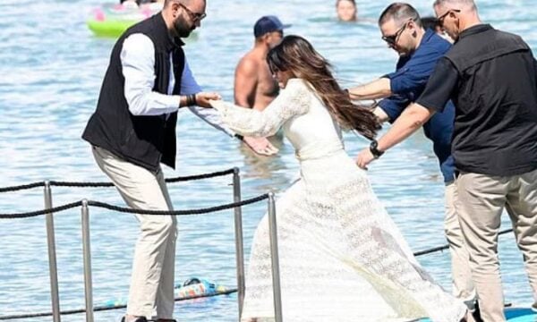 Κίμπερλι Γκίλφοϊλ: Παραλίγο να πέσει στο κενό με 20ποντα τακούνια στο σκάφος