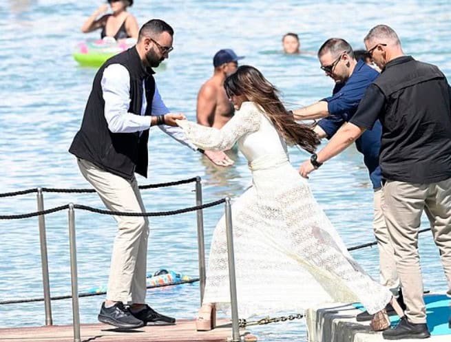 Κίμπερλι Γκίλφοϊλ: Παραλίγο να πέσει στο κενό με 20ποντα τακούνια στο σκάφος