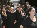 Κηδεία Δημήτρη Κόκοτα: Υποβασταζόμενη και εμφανώς καταβεβλημένη η αδελφή του